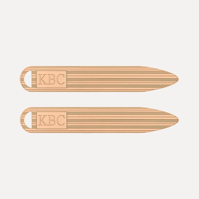 Soporte de Cuello con Monograma Texturizado