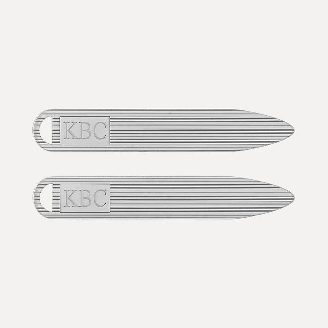 Soporte de Cuello con Monograma Texturizado