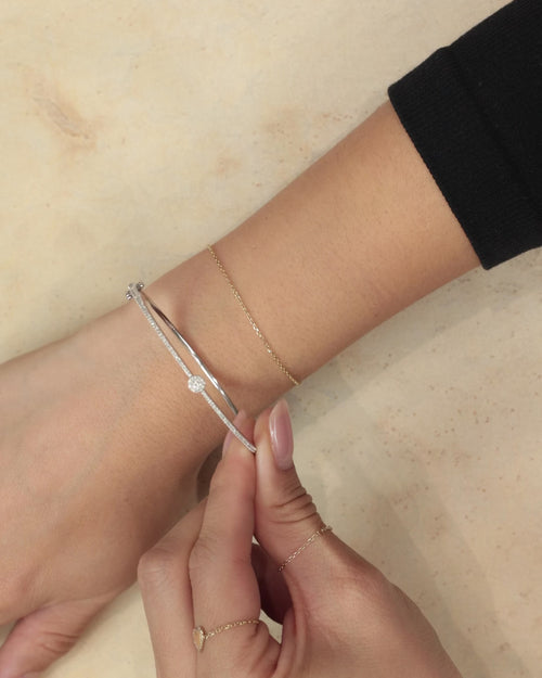 Pulsera tipo brazalete con pavé de diamantes