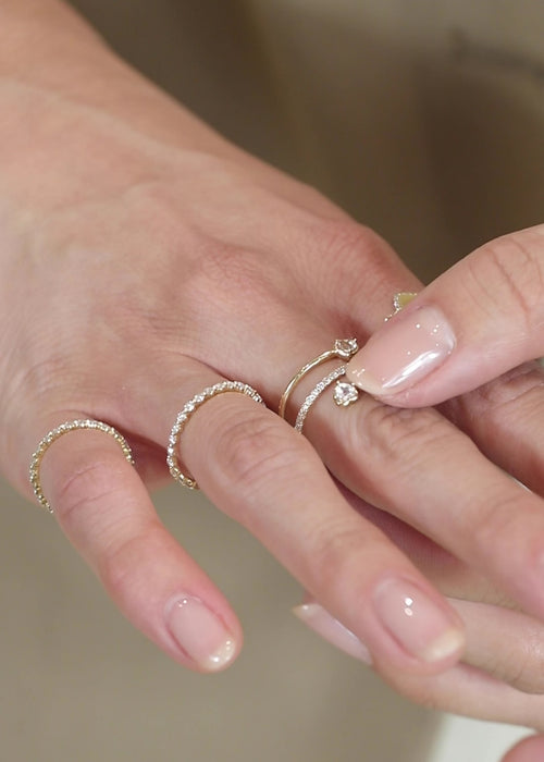 Anillo en Espiral con Dos Corazones y Diamantes