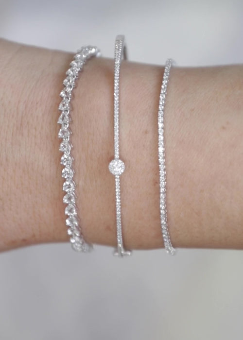 Pulsera tipo brazalete con pavé de diamantes