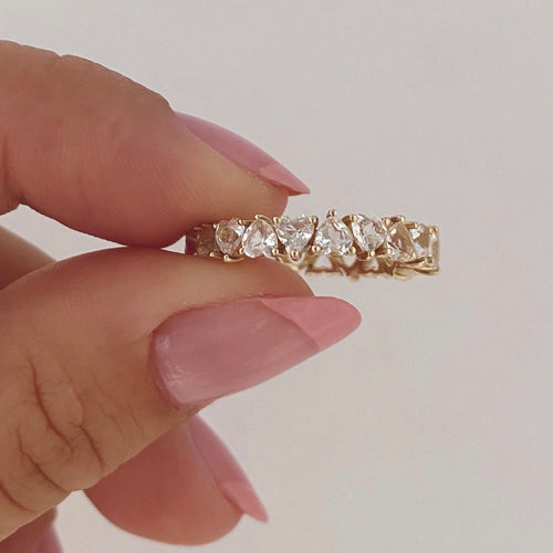 Alianza de eternidad con diamantes en forma de corazón